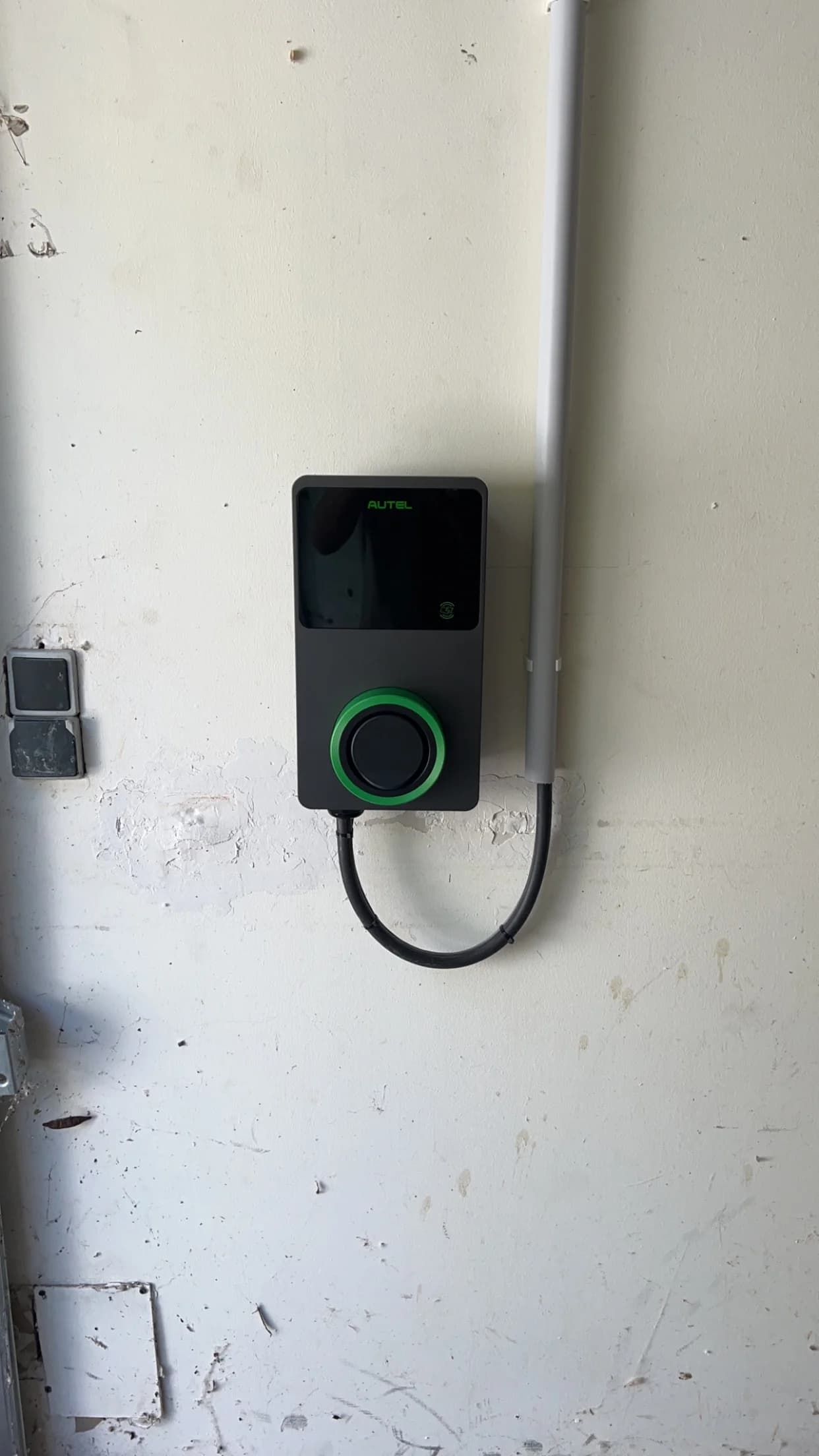 Borne Autel fixée au mur avec son câble de recharge